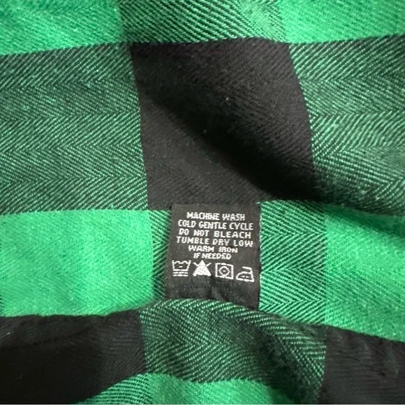 Rue21 Carbon Men’s Green & Black Flannel Button-up w/White Design X-Large - Picture 4 of 6